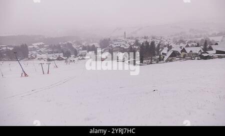 In den Mittelgebirgen überwintert es so langsam richtig ein. Die Großwetterlage stellt sich um und also sind in den nächsten Tagen vor allem in den Mittelgebirgen immer wieder Schneefälle zu erwarten. 20 Tage vor Weihnachten gibt es perfektes Weihnachtsmarktwetter im Erzgebirge. In Oberwiesenthal schmeckte der Glühwein am Mittwoch bei Schneetreiben und - 1 ÂC so richtig gut. Die Lifte stehen noch still, hofft man aber auf einen baldigen Start in die Skisaison. Erste Skifahrer waren auf dem Fichtelberg dennoch unterwegs. Die Rodelbahn ist zwar auch hier noch gesperrt, sollte aber bald geöffnet wer Stockfoto