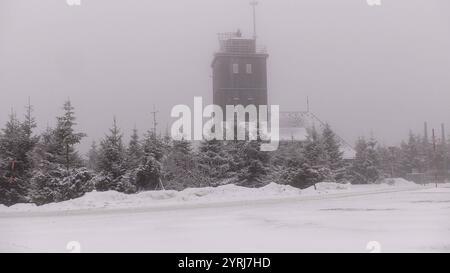 In den Mittelgebirgen überwintert es so langsam richtig ein. Die Großwetterlage stellt sich um und also sind in den nächsten Tagen vor allem in den Mittelgebirgen immer wieder Schneefälle zu erwarten. 20 Tage vor Weihnachten gibt es perfektes Weihnachtsmarktwetter im Erzgebirge. In Oberwiesenthal schmeckte der Glühwein am Mittwoch bei Schneetreiben und - 1 ÂC so richtig gut. Die Lifte stehen noch still, hofft man aber auf einen baldigen Start in die Skisaison. Erste Skifahrer waren auf dem Fichtelberg dennoch unterwegs. Die Rodelbahn ist zwar auch hier noch gesperrt, sollte aber bald geöffnet wer Stockfoto