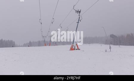 In den Mittelgebirgen überwintert es so langsam richtig ein. Die Großwetterlage stellt sich um und also sind in den nächsten Tagen vor allem in den Mittelgebirgen immer wieder Schneefälle zu erwarten. 20 Tage vor Weihnachten gibt es perfektes Weihnachtsmarktwetter im Erzgebirge. In Oberwiesenthal schmeckte der Glühwein am Mittwoch bei Schneetreiben und - 1 ÂC so richtig gut. Die Lifte stehen noch still, hofft man aber auf einen baldigen Start in die Skisaison. Erste Skifahrer waren auf dem Fichtelberg dennoch unterwegs. Die Rodelbahn ist zwar auch hier noch gesperrt, sollte aber bald geöffnet wer Stockfoto