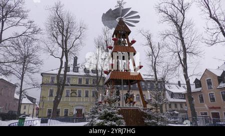 In den Mittelgebirgen überwintert es so langsam richtig ein. Die Großwetterlage stellt sich um und also sind in den nächsten Tagen vor allem in den Mittelgebirgen immer wieder Schneefälle zu erwarten. 20 Tage vor Weihnachten gibt es perfektes Weihnachtsmarktwetter im Erzgebirge. In Oberwiesenthal schmeckte der Glühwein am Mittwoch bei Schneetreiben und - 1 ÂC so richtig gut. Die Lifte stehen noch still, hofft man aber auf einen baldigen Start in die Skisaison. Erste Skifahrer waren auf dem Fichtelberg dennoch unterwegs. Die Rodelbahn ist zwar auch hier noch gesperrt, sollte aber bald geöffnet wer Stockfoto