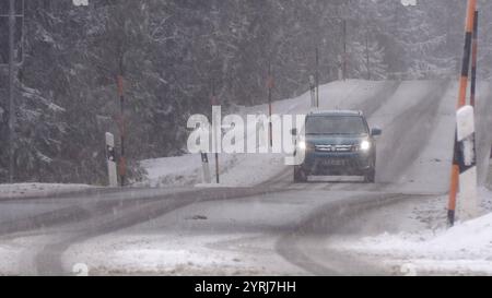 In den Mittelgebirgen überwintert es so langsam richtig ein. Die Großwetterlage stellt sich um und also sind in den nächsten Tagen vor allem in den Mittelgebirgen immer wieder Schneefälle zu erwarten. 20 Tage vor Weihnachten gibt es perfektes Weihnachtsmarktwetter im Erzgebirge. In Oberwiesenthal schmeckte der Glühwein am Mittwoch bei Schneetreiben und - 1 ÂC so richtig gut. Die Lifte stehen noch still, hofft man aber auf einen baldigen Start in die Skisaison. Erste Skifahrer waren auf dem Fichtelberg dennoch unterwegs. Die Rodelbahn ist zwar auch hier noch gesperrt, sollte aber bald geöffnet wer Stockfoto