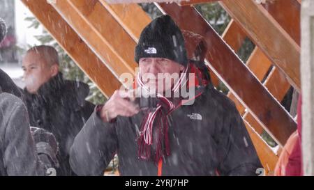 In den Mittelgebirgen überwintert es so langsam richtig ein. Die Großwetterlage stellt sich um und also sind in den nächsten Tagen vor allem in den Mittelgebirgen immer wieder Schneefälle zu erwarten. 20 Tage vor Weihnachten gibt es perfektes Weihnachtsmarktwetter im Erzgebirge. In Oberwiesenthal schmeckte der Glühwein am Mittwoch bei Schneetreiben und - 1 ÂC so richtig gut. Die Lifte stehen noch still, hofft man aber auf einen baldigen Start in die Skisaison. Erste Skifahrer waren auf dem Fichtelberg dennoch unterwegs. Die Rodelbahn ist zwar auch hier noch gesperrt, sollte aber bald geöffnet wer Stockfoto