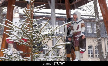 In den Mittelgebirgen überwintert es so langsam richtig ein. Die Großwetterlage stellt sich um und also sind in den nächsten Tagen vor allem in den Mittelgebirgen immer wieder Schneefälle zu erwarten. 20 Tage vor Weihnachten gibt es perfektes Weihnachtsmarktwetter im Erzgebirge. In Oberwiesenthal schmeckte der Glühwein am Mittwoch bei Schneetreiben und - 1 ÂC so richtig gut. Die Lifte stehen noch still, hofft man aber auf einen baldigen Start in die Skisaison. Erste Skifahrer waren auf dem Fichtelberg dennoch unterwegs. Die Rodelbahn ist zwar auch hier noch gesperrt, sollte aber bald geöffnet wer Stockfoto