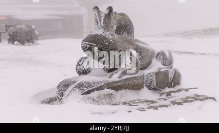 In den Mittelgebirgen überwintert es so langsam richtig ein. Die Großwetterlage stellt sich um und also sind in den nächsten Tagen vor allem in den Mittelgebirgen immer wieder Schneefälle zu erwarten. 20 Tage vor Weihnachten gibt es perfektes Weihnachtsmarktwetter im Erzgebirge. In Oberwiesenthal schmeckte der Glühwein am Mittwoch bei Schneetreiben und - 1 ÂC so richtig gut. Die Lifte stehen noch still, hofft man aber auf einen baldigen Start in die Skisaison. Erste Skifahrer waren auf dem Fichtelberg dennoch unterwegs. Die Rodelbahn ist zwar auch hier noch gesperrt, sollte aber bald geöffnet wer Stockfoto
