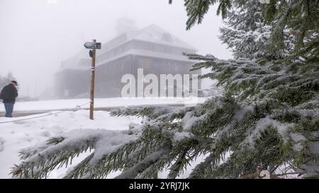 In den Mittelgebirgen überwintert es so langsam richtig ein. Die Großwetterlage stellt sich um und also sind in den nächsten Tagen vor allem in den Mittelgebirgen immer wieder Schneefälle zu erwarten. 20 Tage vor Weihnachten gibt es perfektes Weihnachtsmarktwetter im Erzgebirge. In Oberwiesenthal schmeckte der Glühwein am Mittwoch bei Schneetreiben und - 1 ÂC so richtig gut. Die Lifte stehen noch still, hofft man aber auf einen baldigen Start in die Skisaison. Erste Skifahrer waren auf dem Fichtelberg dennoch unterwegs. Die Rodelbahn ist zwar auch hier noch gesperrt, sollte aber bald geöffnet wer Stockfoto