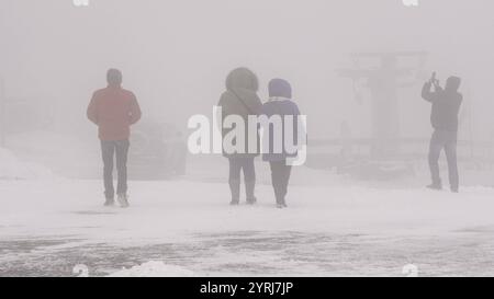 In den Mittelgebirgen überwintert es so langsam richtig ein. Die Großwetterlage stellt sich um und also sind in den nächsten Tagen vor allem in den Mittelgebirgen immer wieder Schneefälle zu erwarten. 20 Tage vor Weihnachten gibt es perfektes Weihnachtsmarktwetter im Erzgebirge. In Oberwiesenthal schmeckte der Glühwein am Mittwoch bei Schneetreiben und - 1 ÂC so richtig gut. Die Lifte stehen noch still, hofft man aber auf einen baldigen Start in die Skisaison. Erste Skifahrer waren auf dem Fichtelberg dennoch unterwegs. Die Rodelbahn ist zwar auch hier noch gesperrt, sollte aber bald geöffnet wer Stockfoto
