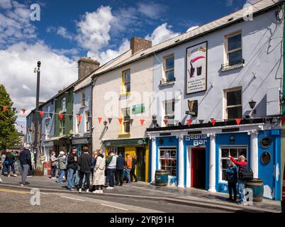 Irland, County Westmeath, Athlone, Main Street, Besucher vor Sean's Bar, Irlands ältestem Pub in der Altstadt Stockfoto