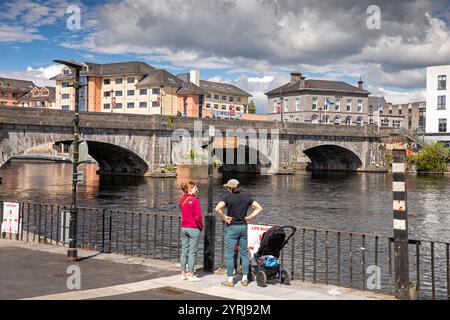 Irland, County Westmeath, Athlone, Besucher am River Shannon Quay an der Brücke Stockfoto