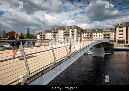 Irland, County Westmeath, Athlone, 2023 Fußgängerbrücke über den Fluss Shannon Stockfoto