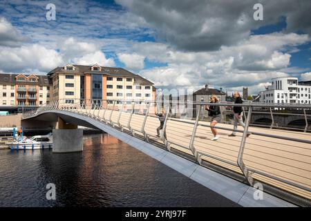 Irland, County Westmeath, Athlone, 2023 Fußgängerbrücke über den Fluss Shannon Stockfoto