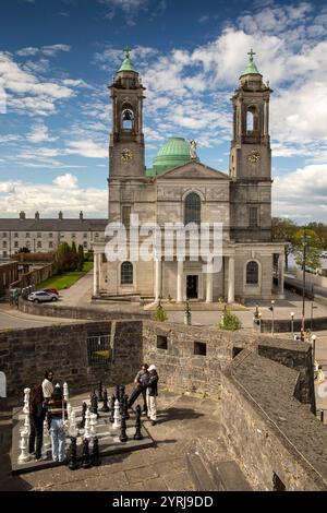 Irland, County Westmeath, Athlone, Kirche der Heiligen Peter und Paul, von den Festungen der Burg Stockfoto