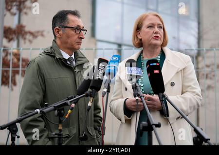 Bundesfamilienministerin Paus und Bundesbildungsminister Özdemir Erklärung von Bundesfamilienministerin Lisa Paus und Bundesbildungsminister Cem Özdemir vor dem Bundeskanzleramt über Bildungs- und Betreuungsangebote für Grundschulkinder, sowie zum Engagementbericht Berlin Berlin Berlin GER *** Bundesfamilienministerin für Familie Paus und Bundesbildungsminister Özdemir Erklärung der Bundesministerin für Familie Lisa Paus und Bundesschulwesen Cem Özdemir zur Kinderbetreuung Stockfoto