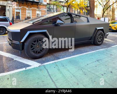 Tesla Cybertruck futuristisches, mattschwarzes Elektrofahrzeug mit eckigem Design, das während der Herbstsaison auf der New york Street geparkt wurde – Elon Musk Stockfoto