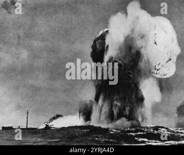 Ein britischer Tanker Explodiert - Nach dem von einem deutschen U-Boot torpediert wird. Aus einem deutschen Buch auf ihren Marine während des Zweiten Weltkriegs veröffentlicht kopiert Stockfoto