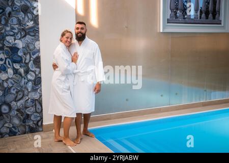 Junge glückliche Paare genießen im Spa Center am Swimmingpool. Mann und Frau im Urlaub. Stockfoto
