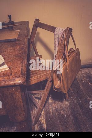 Eine Damenhandtasche hängt über einem Stuhl in einem Büro des Zweiten Weltkriegs in Bletchley Park, Buckinghamshire. Stockfoto