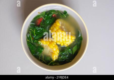 Nahaufnahme einer Sayur-Bajam- oder Spinatsuppe, indonesisches Essen, serviert in einer Schüssel. Stockfoto