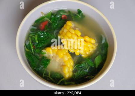 Nahaufnahme einer Sayur-Bajam- oder Spinatsuppe, indonesisches Essen, serviert in einer Schüssel. Stockfoto