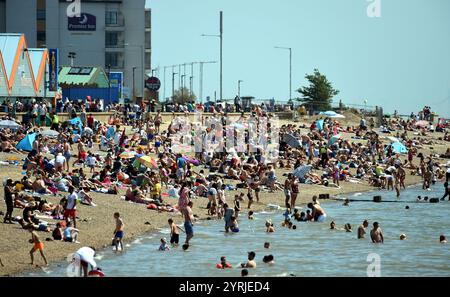 Szene in Southend, Essex, England, während der Corona-Virus-Pandemie. Mai 2020. Die COVID-19-Pandemie breitete sich Ende Januar 2020 auf das Vereinigte Königreich aus. Bis zum 28. Juni 2020 gab es 311.151 bestätigte Fälle und 43.550 Todesfälle von bestätigten Fällen. Der Tag des Sieges in Europa ist der Tag, an dem die Alliierten des Zweiten Weltkriegs die bedingungslose Kapitulation der deutschen Armee durch die Alliierten am Dienstag, den 8. Mai 1945, feierten, was das Ende des Zweiten Weltkriegs in Europa markiert. Stockfoto