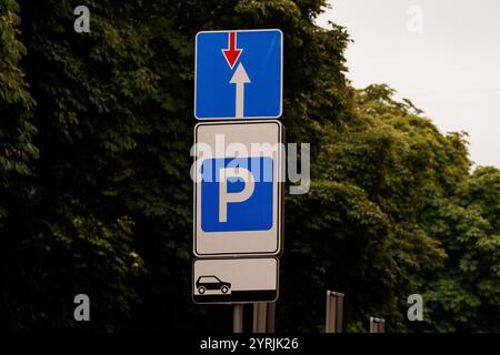 Verkehrszeichen mit Richtungs- und Parkinformationen. Stockfoto