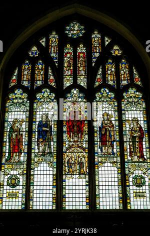 Buntglasfenster in der Kirche St. Andrew, Alfriston, East Sussex, Großbritannien. Stockfoto