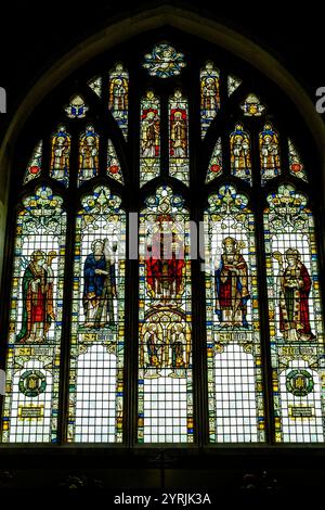 Buntglasfenster in der Kirche St. Andrew, Alfriston, East Sussex, Großbritannien. Stockfoto