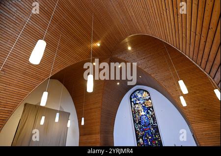 Innenraum der evangelischen Johanneskirche in Bad Nauheim Foto vom 04.12.2024. Die EKHN verschenkt das 1899 errichtete Gotteshaus an den Förderverein Inklusion. Dieser will das Gebaeude zu einem Zuhause für Menschen mit Behinderung machen. Siehe epd-Meldung vom 04.12.2024 NUR REDAKTIONELLE VERWENDUNG *** Inneres der Evangelischen Johnskirche in Bad Nauheim Foto vom 04 12 2024 die EKHN spendet die 1899 errichtete Kirche dem Verein Inklusion Förderverein dieser Verein will das Gebäude zu einem Heim für Menschen mit Behinderungen machen siehe epd-Bericht vom 04 12 2024 EDITORIAL Stockfoto