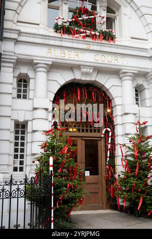 South Kensington, London, Großbritannien. Dezember 2024. Farbenfrohe Weihnachtsdekoration vor dem Albert Court in Kensington Gore in South Kensington. Quelle: Malcolm Park/Alamy Live News Stockfoto