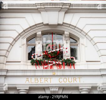 South Kensington, London, Großbritannien. Dezember 2024. Farbenfrohe Weihnachtsdekoration vor dem Albert Court in Kensington Gore in South Kensington. Quelle: Malcolm Park/Alamy Live News Stockfoto