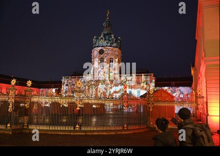 Weihnachtsmarkt am Schloss Charlottenburg. Berlin, 03.12.2024 Berlin Deutschland *** Weihnachtsmarkt im Schloss Charlottenburg Berlin, 03 12 2024 Berlin Deutschland Copyright: XMatthiasxWehnertx Stockfoto