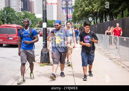 Chicago, IL USA - 22. Juli 2017: Junge Männer spielen Pokemon GO während des Festivals. Stockfoto