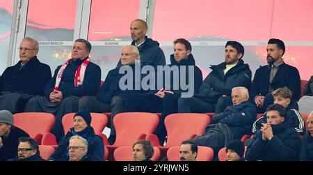 Joachim Herrmann, Bayerischer InnenministerChristian Bernreiter, Bau- und Verkehrsminister in Bayern Rudi Voeller, Voeller (DFB Sportdirektor), Ehefrau Sabrina DFB-Cheftrainer Julian Nagelsmann, Bundestrainer, Nationaltrainer, Sandro Wagner, Benjamin Glueck, Assistenztrainer DFB im DFB-Pokal-Spiel FC BAYERN MÜNCHEN - BAYER 04 LEVERKUSEN 0-1 des Deutschen Fußballpokals am 3. Dezember 2024 in München. Saison 2024/2025 Fotograf: ddp-Bilder/STAR-Bilder - DFB-VORSCHRIFTEN VERBIETEN JEDE VERWENDUNG VON FOTOGRAFIEN als BILDSEQUENZEN und/oder QUASI-VIDEO - Stockfoto