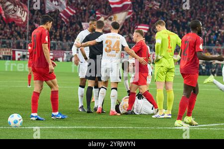 Schiedsrichter schaden Osmers mit Pfeifen, Gesten, Shows, Beobachtung, individueller Aktion, Schiedsrichter, Hauptschiedsrichter, schiri, Pfeiffe, Pfiff, Manuel NEUER, Torhüter FCB 1 nach Foul bei Jeremie FRIMPONG, LEV 30 im DFB-Pokal-Spiel FC BAYERN MÜNCHEN - BAYER 04 LEVERKUSEN 0-1 des Deutschen Fußball-Pokals am 3. Dezember 2024 in München. Saison 2024/2025 Fotograf: ddp-Bilder/STAR-Bilder - DFB-VORSCHRIFTEN VERBIETEN JEDE VERWENDUNG VON FOTOGRAFIEN als BILDSEQUENZEN und/oder QUASI-VIDEO - Stockfoto