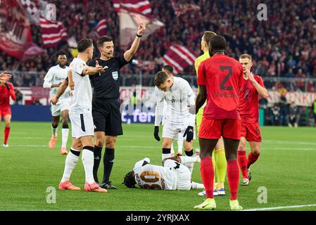 Schiedsrichter schaden Osmers mit Pfeifen, Gesten, Shows, Beobachtung, individueller Aktion, Schiedsrichter, Hauptschiedsrichter, schiri, Pfeiffe, Pfiff, Manuel NEUER, Torhüter FCB 1 nach Foul bei Jeremie FRIMPONG, LEV 30 im DFB-Pokal-Spiel FC BAYERN MÜNCHEN - BAYER 04 LEVERKUSEN 0-1 des Deutschen Fußball-Pokals am 3. Dezember 2024 in München. Saison 2024/2025 Fotograf: ddp-Bilder/STAR-Bilder - DFB-VORSCHRIFTEN VERBIETEN JEDE VERWENDUNG VON FOTOGRAFIEN als BILDSEQUENZEN und/oder QUASI-VIDEO - Stockfoto