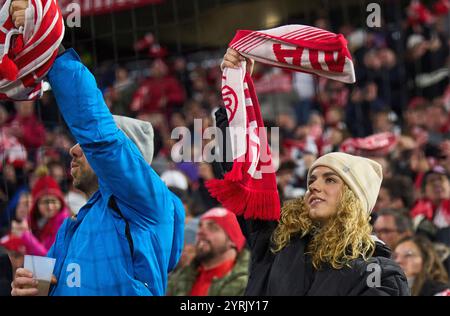 München, Deutschland. Dezember 2024. FCB Fans vor dem DFB-Pokal Spiel FC BAYERN MÜNCHEN - BAYER 04 LEVERKUSEN 0-1 des Deutschen Fußballpokals am 3. Dezember 2024 in München. Saison 2024/2025 Fotograf: ddp-Bilder/STAR-Bilder - DFB-VORSCHRIFTEN VERBIETEN JEDE VERWENDUNG VON FOTOGRAFIEN als BILDSEQUENZEN und/oder QUASI-VIDEO - Credit: ddp Media GmbH/Alamy Live News Stockfoto