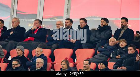 Joachim Herrmann, Bayerischer InnenministerChristian Bernreiter, Bau- und Verkehrsminister in Bayern Rudi Voeller, Voeller (DFB Sportdirektor), DFB-Cheftrainer Julian Nagelsmann, Bundestrainer, Nationaltrainer, Sandro Wagner, Benjamin Glueck, Assistenztrainer DFB im DFB-Pokal-Spiel FC BAYERN MÜNCHEN - BAYER 04 LEVERKUSEN 0-1 des Deutschen Fußballpokals am 3. Dezember 2024 in München. Saison 2024/2025 Fotograf: ddp-Bilder/STAR-Bilder - DFB-VORSCHRIFTEN VERBIETEN JEDE VERWENDUNG VON FOTOGRAFIEN als BILDSEQUENZEN und/oder QUASI-VIDEO - Stockfoto