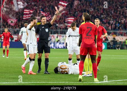 Schiedsrichter schaden Osmers mit Pfeifen, Gesten, Shows, Beobachtung, individueller Aktion, Schiedsrichter, Hauptschiedsrichter, schiri, Pfeiffe, Pfiff, Manuel NEUER, Torhüter FCB 1 nach Foul bei Jeremie FRIMPONG, LEV 30 im DFB-Pokal-Spiel FC BAYERN MÜNCHEN - BAYER 04 LEVERKUSEN 0-1 des Deutschen Fußball-Pokals am 3. Dezember 2024 in München. Saison 2024/2025 Fotograf: ddp-Bilder/STAR-Bilder - DFB-VORSCHRIFTEN VERBIETEN JEDE VERWENDUNG VON FOTOGRAFIEN als BILDSEQUENZEN und/oder QUASI-VIDEO - Stockfoto