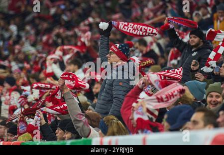 München, Deutschland. Dezember 2024. FCB Fans vor dem DFB-Pokal Spiel FC BAYERN MÜNCHEN - BAYER 04 LEVERKUSEN 0-1 des Deutschen Fußballpokals am 3. Dezember 2024 in München. Saison 2024/2025 Fotograf: ddp-Bilder/STAR-Bilder - DFB-VORSCHRIFTEN VERBIETEN JEDE VERWENDUNG VON FOTOGRAFIEN als BILDSEQUENZEN und/oder QUASI-VIDEO - Credit: ddp Media GmbH/Alamy Live News Stockfoto