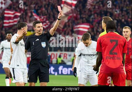 Schiedsrichter schaden Osmers mit Pfeifen, Gesten, Shows, Beobachtung, individueller Aktion, Schiedsrichter, Hauptschiedsrichter, schiri, Pfeiffe, Pfiff, Manuel NEUER, Torhüter FCB 1 nach Foul bei Jeremie FRIMPONG, LEV 30 im DFB-Pokal-Spiel FC BAYERN MÜNCHEN - BAYER 04 LEVERKUSEN 0-1 des Deutschen Fußball-Pokals am 3. Dezember 2024 in München. Saison 2024/2025 Fotograf: ddp-Bilder/STAR-Bilder - DFB-VORSCHRIFTEN VERBIETEN JEDE VERWENDUNG VON FOTOGRAFIEN als BILDSEQUENZEN und/oder QUASI-VIDEO - Stockfoto