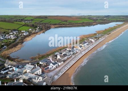 Allgemeine Ansicht von Slapton Ley und Torcross Beach, South Hams, Devon, Großbritannien. Der Strand wurde genutzt, um Landungen vor dem D Day im Zweiten Weltkrieg zu üben. Stockfoto