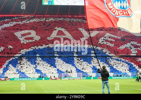 München, Deutschland. Dezember 2024. FCB Fans vor dem DFB-Pokal Spiel FC BAYERN MÜNCHEN - BAYER 04 LEVERKUSEN 0-1 des Deutschen Fußballpokals am 3. Dezember 2024 in München. Saison 2024/2025 Fotograf: ddp-Bilder/STAR-Bilder - DFB-VORSCHRIFTEN VERBIETEN JEDE VERWENDUNG VON FOTOGRAFIEN als BILDSEQUENZEN und/oder QUASI-VIDEO - Credit: ddp Media GmbH/Alamy Live News Stockfoto