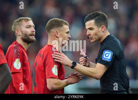 München, Deutschland. Dezember 2024. Schiedsrichter schaden Osmers mit Pfeifen, Gesten, Shows, Beobachtung, individueller Aktion, Schiedsrichter, Hauptschiedsrichter, schiri, Pfeiffe, Pfiff, Joshua KIMMICH, FCB 6 im DFB-Pokal-Spiel FC BAYERN MÜNCHEN - BAYER 04 LEVERKUSEN 0-1 des Deutschen Fußball-Pokals am 3. Dezember 2024 in München. Saison 2024/2025 Fotograf: ddp-Bilder/STAR-Bilder - DFB-VORSCHRIFTEN VERBIETEN JEDE VERWENDUNG VON FOTOGRAFIEN als BILDSEQUENZEN und/oder QUASI-VIDEO - Credit: ddp Media GmbH/Alamy Live News Stockfoto