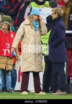 München, Deutschland. Dezember 2024. Julia scharf, Moderatorin, Sportmoderatorin, das erste, ARD, Dieter NIKLES, FCB TV-Journalist, FCB.tv, Leiter Pressekonferenzen, beim DFB-Pokal-Spiel FC BAYERN MÜNCHEN - BAYER 04 LEVERKUSEN 0-1 des Deutschen Fußball-Pokals am 3. Dezember 2024 in München. Saison 2024/2025 Fotograf: ddp-Bilder/STAR-Bilder - DFB-VORSCHRIFTEN VERBIETEN JEDE VERWENDUNG VON FOTOGRAFIEN als BILDSEQUENZEN und/oder QUASI-VIDEO - Credit: ddp Media GmbH/Alamy Live News Stockfoto