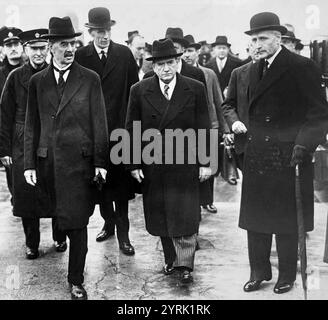 Lord Halifax, britischer Außenminister (Zentrum) Neville Chamberlain, britischer Premierminister (links) mit und Edouard Daladier Premierminister von Frankreich (Mitte) und George Bonnet, französischer Außenminister (rechts), Flughafen Croydon in London. September 1938. Stockfoto