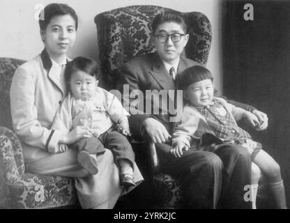 Shinzo Abes Familie 1956: l bis r, Mutter Yoko, 2 Jahre alt Shinzo, Vater Shintar? Abe und der ältere Bruder Hironobu Stockfoto