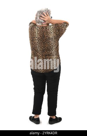 Rückansicht einer älteren Frau, die ihre Ohren vor Lärm auf weißem Hintergrund bedeckt Stockfoto