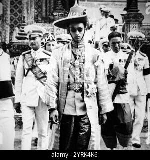 Bhumibol Adulyadej (1927 ? 13. Oktober 2016), neunter König von Thailand aus der Chakri-Dynastie, genannt Rama IX, von 1946 bis zu seinem Tod 2016. Seine Herrschaft von 70 Jahren und 126 Tagen ist die längste aller thailändischen Monarchen. Hier zu sehen bei seiner Thronbesteigung 1946. Stockfoto