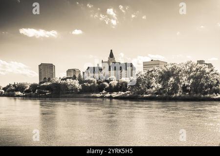 Ein Stadtbild mit einem großen Gebäude im Zentrum und einem Fluss im Hintergrund. Die Stadt befindet sich auf der rechten Seite des Bildes, während der Fluss ru Stockfoto