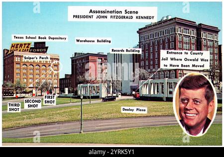 Postkarte mit Dealey Plaza und dem Texas School Book Depository in Dallas, Texas. Das Gebäude diente Lee Harvey Oswald während der Ermordung des US-Präsidenten John F. Kennedy am 22. November 1963. Die Warren-Kommission kam zu dem Schluss, dass Oswald, ein Angestellter des Depots, Präsident Kennedy von einem Fenster im sechsten Stock an der südöstlichen Ecke des Gebäudes erschossen und tödlich verwundet hat. Kennedy wurde im Parkland Memorial Hospital für tot erklärt. Stockfoto