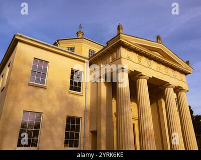 Säulen und Eingang, Maitland Robison Library, Downing College, University of Cambridge, Cambridge, Cambridgeshire, England, Großbritannien, GB. Stockfoto